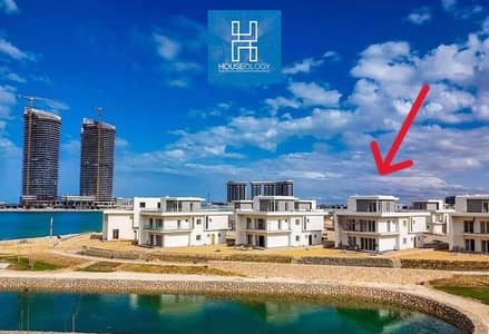 بالتقسيط علي 7 سنين و بفيو مميز علي ابراج العلمين فيلا تاون هاوس استلام فوري للبيع في مزارين العلمين الجديده