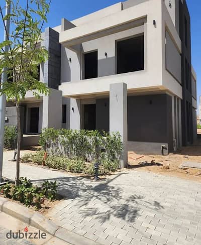Lowest price in the market! Corner townhouse villa for sale, ready for immediate occupancy. 265 sq m, 4 bedrooms, prime location