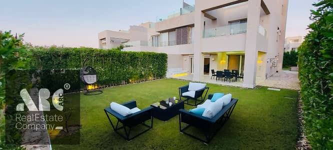 هاسيندا باي - شاليه  في الطابق الأرضي مع حديقة خاصة ٣ غرف نوم و٣ حمامات (٢ منها رئيسية) مفروش بالكامل ومجهز بالأجهزة جميع الغرف وغرفة المعيشة مكيفة تل