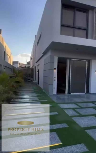 فيلا استلامً فوري عند مدخل الرحاب في التجمع الاول داخل كمبوند راقي