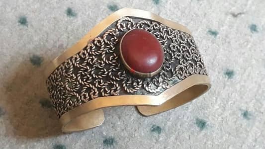 اسورة نحاس قدبم بفص احمر كبدي