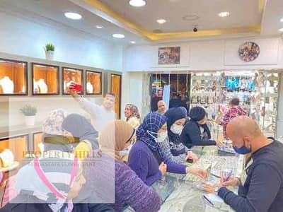 محل للبيع متاجر لاكبر براند دهب بيدخل هائد شهريا300 الف مع زيادة سنويا ١٠٪؜ الاربح بتصل الي ١٦ مليون في السنه