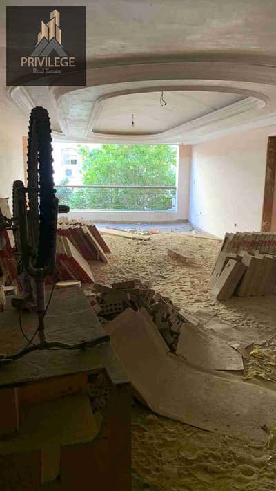 لعشاق المساحات الكبيره شقة للبيع  بحري واجهه وليها حصه في الارض وباكيه جراج في  لوكيشن مميز جدا في الشطر السابع زهراء المعادي عماره 4 ادوار فقط 
