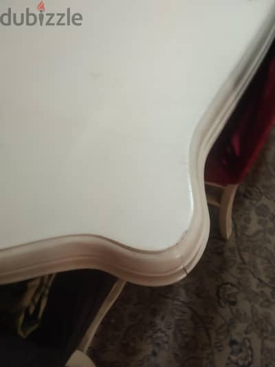 بيع غرفه سفره مكونه من ترابيزه سفره و٦ كراسي ونيش ٤ دلفه زجاج ومرايات