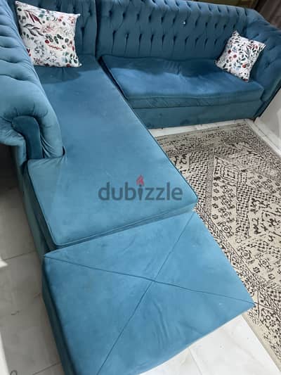 ركنه حرف L معاها بوف