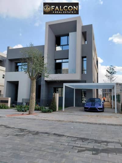 For sale: VIP twin house villa on the Suez Road, next to the American University in Cairo (AUC), in the Saada Compound in the heart of New Cairo, with