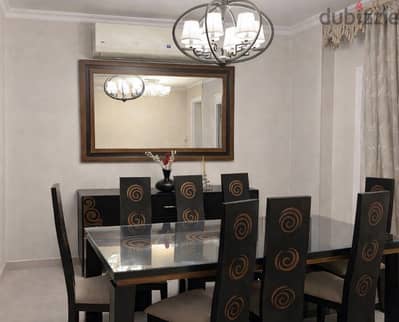 Dinning room with 8 chairs, سفرة ٨ كراسى و نيش