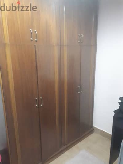 دولاب خشب كالجديد
