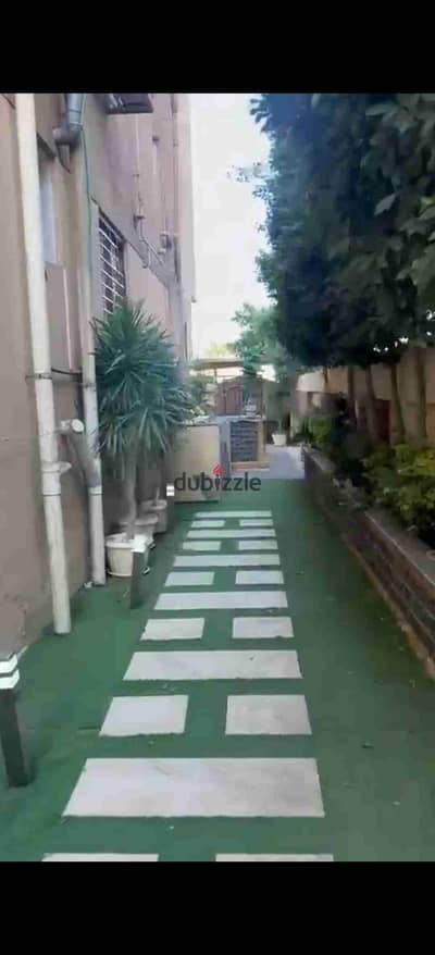شقة بموقع مميز جدا أمام مول ذا جيت ارضى مرتفع بجاردن  للبيع بالحى التامن بالشيخ زايد تشمل بالعفش والأجهزة