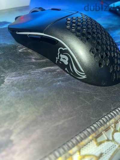 Glorious Model o minus