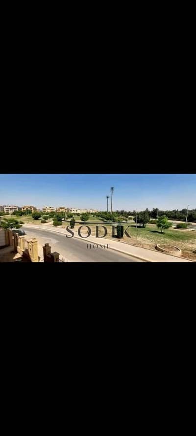 شقة للبيع في مدينة العبور الحي الرابع فيلات أميز أحياء العبور فيو جاردن وناصية ممر اول بلكونة الدور على شقتين مساحتها 200 متر استلام خلال 8 شهور