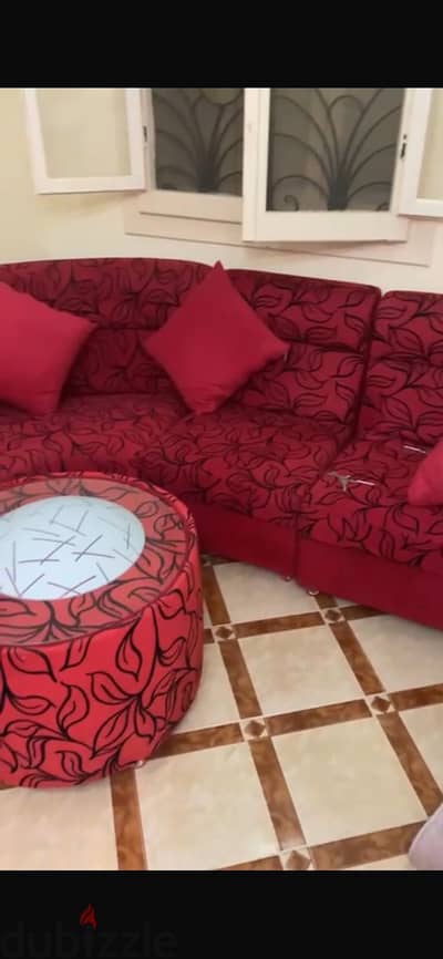 انتريه  بحالة ممتازة مزود بعجل لسهولة الحركة