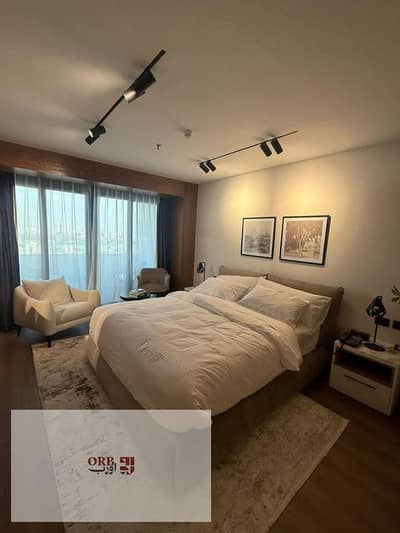غرفة فندقية 60م على كورنيش النيل مباشرة للبيع، income سنوي 2,803,248 جنيه، fully finished بالتكييفات والفرش والأجهزة، في فندق سياحي 20 دور بإدارة IHG