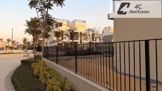 بأقل من سعر السوق تاون هاوس ميدل ​​بمساحة ٢٣٥ مترًا مربعًا للبيع بالتقسيط استلام فورى فيو لاند سكيب في موقع متميز في سوديك إيست Sodic East