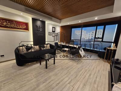 Furnished building ready to move for companies and showrooms directly main street