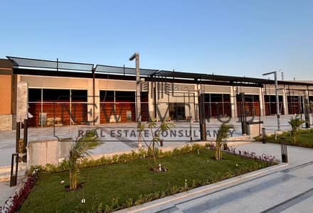 معرض دوبلكس مع مساحة خارجية امام District 5