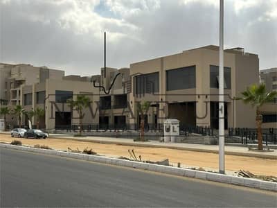 محل تجاري استلام فوري للايجار260م  موقع و مساحة  مميز في VGK التجمع