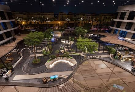 محل تجاري للايجار  بإطلالة و مساحة  مميزة وقريب من كل الخدمات في Mall October