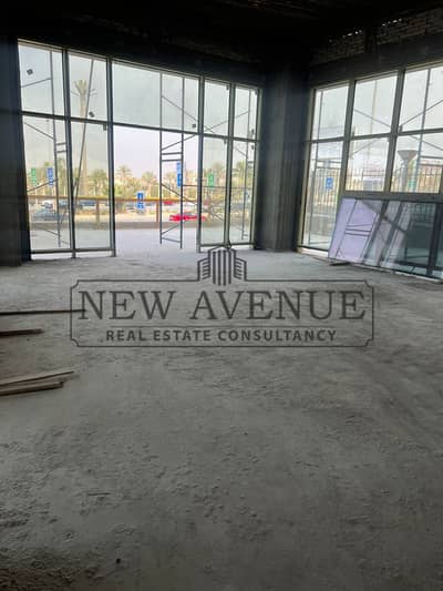 محل بيع علي شارع التسعين الجنوبي مع مساحة خارجية