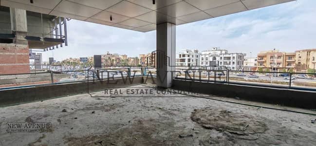 ‎محل تجاري ارضي  مع مساحة خارجية  25 متر على التسعين الشمالي مباشرة في مول  جرانوي بيع Granoy Mall