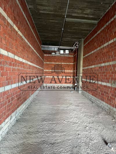 محل بواجهه مميزة في مشروع جرانوي مساحة 104 متر  Granoy Mall