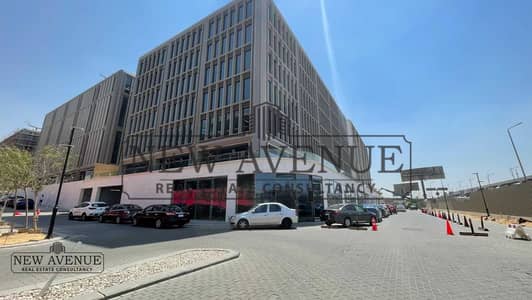 معرض للايجار يطل علي التسعين الجنوبي 298 متر في وان ناينتي التجمع الخامس  One Ninety By LMD
