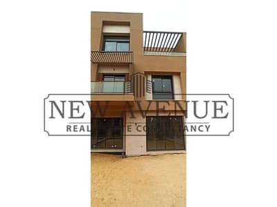 تاون هاوس ميديل على Club House مباشةر في قلب الكومبند استلام فوري للبيع في District 5
