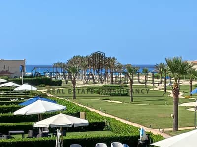فيلا تاون هاوس كورنر في لا فيستا باي، مساحة مباني 220م، مفروشة بالكامل مع الأجهزة، تطل على البحر والمسبح، موقع مميز، بسعر أقل من السوق، جاهزة للاستلام