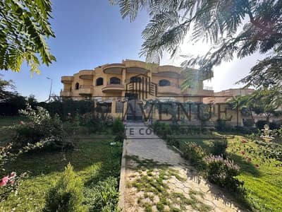 ستاندالون  فيلا فاخره ١٢٠٠م بحديقة كبيرة جاهزه للاستلام الفورى شامل بيزمينت و دور ارضى و أول فى ارقى مواقع الشروق سكنيه