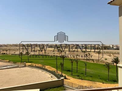 فيلا مستقله بحديقة خاصة  للبيع صف اول على الجولف متشطبه بالكامل استلام فورى موقع متميز جدًا و افضل سعر  في أب تاون كايرواعمار