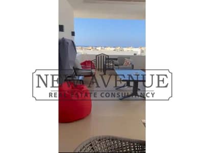 سي شيل - شاليه علوي + بنتهاوس، 3 غرف نوم، بمساحة 270 متر مربع، تشطيب كامل، جاهز للاستلام، وإطلالة على البحر.