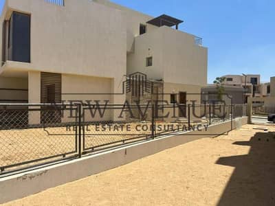فيلا مستقلة XV استلام فوري 3 غرف نوم  4 حمامات  غرفة معيشة  غرفة خادمة  حمام خادمة  موقع مميز جدا في سوديك ايست