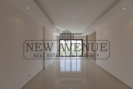 شقة 3غرف متشطبة بالكامل للبيع فوري بكمبوند ادريس ايست التجمع الخامس اقل من سعر الماركت Address East