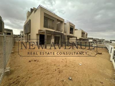 بالم هيلز نيو كايرو توين هاوس بدون  اوڤر و جاهز للاستلام بمساحه و جنينه كبيره و يطل علي الڤيو الخلفي بمساحات خضراء و بالقرب من البوابه