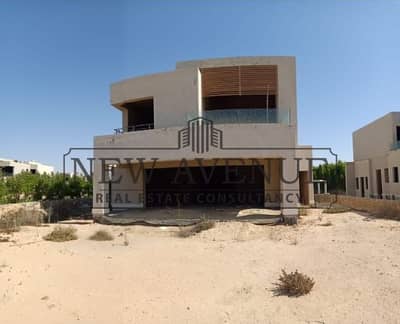 فيلا مميزة في هاسيندا باي أرض 998م مباني 375م خمس غرف سبع حمامات غرفة مربية وسائق كور آند شيل