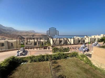 فيلا ٣ غرف نوم  ٤ حمامات  تشطيب كامل  علي اعلي نقطة في الجبل بالعين السخنة
