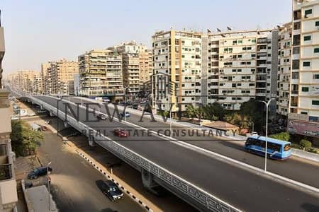 شقة متشطبة بالكامل  بموقع مميز بشارع مصطفى النحاس الرئيسي مدينة نصر اقل من سعر السوق  المساحة  ١٦٠ متر مربع  ٣ غرف نوم  ١ حمام