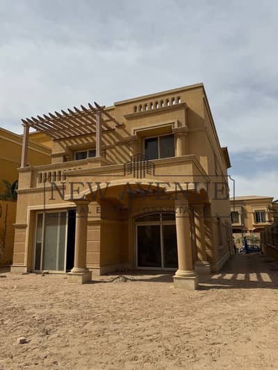 فيلا مستقلة  للبيع بمساحة 330 متر ٥ غرف نوم يطل علي لاندسكيب  في كمبوند رويال ميدوز