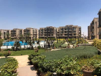 شقة جاهزة للسكن ارضى بجاردن في غاليريا مون فالي، بسعر أقل من سعر السوق، بموقع مثالي على المسبح مباشرة.