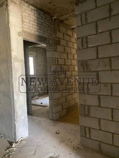 شقة أرضي بجنينة بكومبوند فيلدج جاردنز قطامية بالم هيلز 190م  بموقع متميز تطل علي اللاند سكيب جاهزة نصف تشطيب VGK
