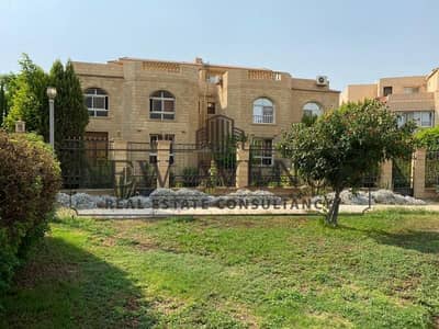 فيلا توين هاوس 3 ادوار ( بيزمنت + ارضي + اول + رووف )  للبيع في كمبوند لاروز التجمع الخامس استلام فوري La Rose Compound