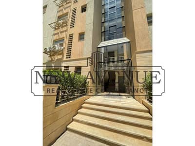 شقة ارضي بحديقة ٣ غرف نوم (إحداها ماستر)  2 حمام  بموقع مميز كمبوند بروميناد ريزيدنس بالقاهرة الجديدة