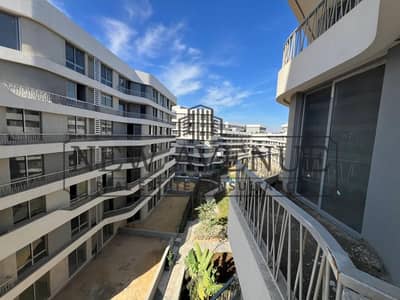 Prime apartment for sale  Prime loaction - facing north- building fully equipped with facilities gym- meeting- pool-  in Bloomfields semi-finished
