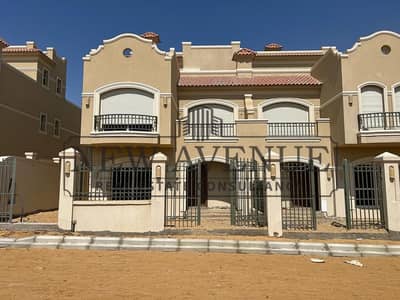توين هاوس استلام فوري بموقع مميز على اللاند سكيب و البحيرات , قريب من الخدمات ٤ غرف نوم ٣ غرف معيشة  ٤ حمامات في باتيو اورو بالقاهرة الجديدة