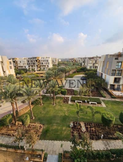 شقة  للبيع نص تشطيب دور ثالث , 2 نوم و 2 حمام , بحرى . فيو لاند سكيب و بحيرات , قريبه من النادى و الخدمات فى موقع مميز باقل سعر فى ايستاون سوديك