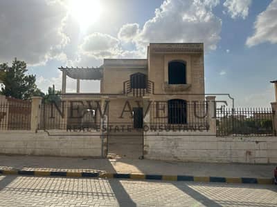 فيلا مستقلة ٣٠٠ متر نصف تشطيب فى الشروق ٢٠٠٠