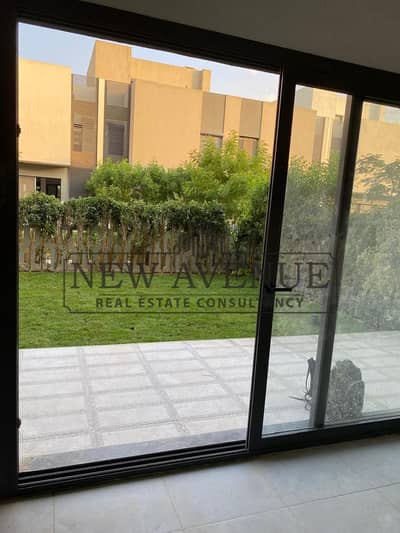 تاون هاوس ميدل بحديقة للبيع فى البروج الشروق El Burouj El Sherouk فى موقع مميزجداً تشطيب كامل حديقة مزروعة عدادات المياه والغازوالكهرباء موجودة ومثبتة