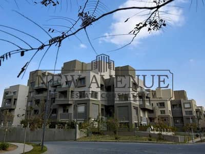 دوبلكس للبيع فى فيلدج  جيت القاهرة الجديدة بالم هيلز village gate New Cairo Palm Hills فى موقع متميز موقف سيارة استلام فوري
