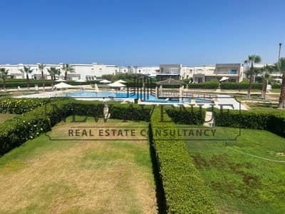 توين هاوس للبيع فى أمواج الساحل الشمالي Amwaj North coast موقع متميز فيوعلي البحر فيو مبااشر على حمام السباحة مفروشة بالكامل بالتكييفات  بافضل سعر