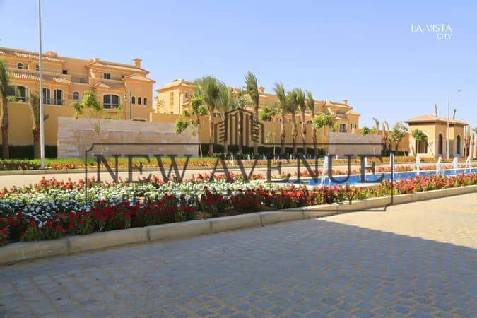 استلام فورى تاون هاوس كورنر للبيع في لا فيستا سيتي  La vista city فى موقع متميز بحري تصميم كلاسيكي
